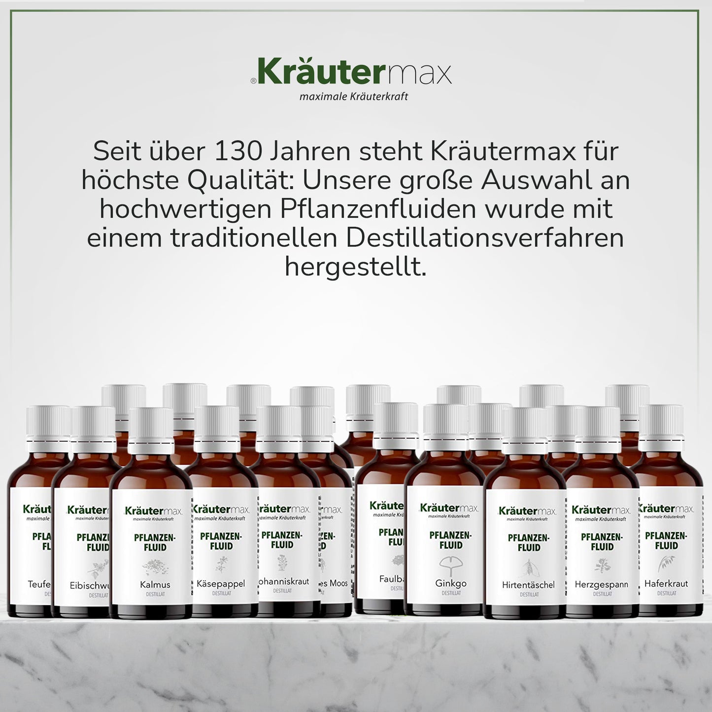 Mehrere braune Flaschen Pflanzentropfen mit weißen Etiketten, Kräuterextrakte, Naturprodukte.