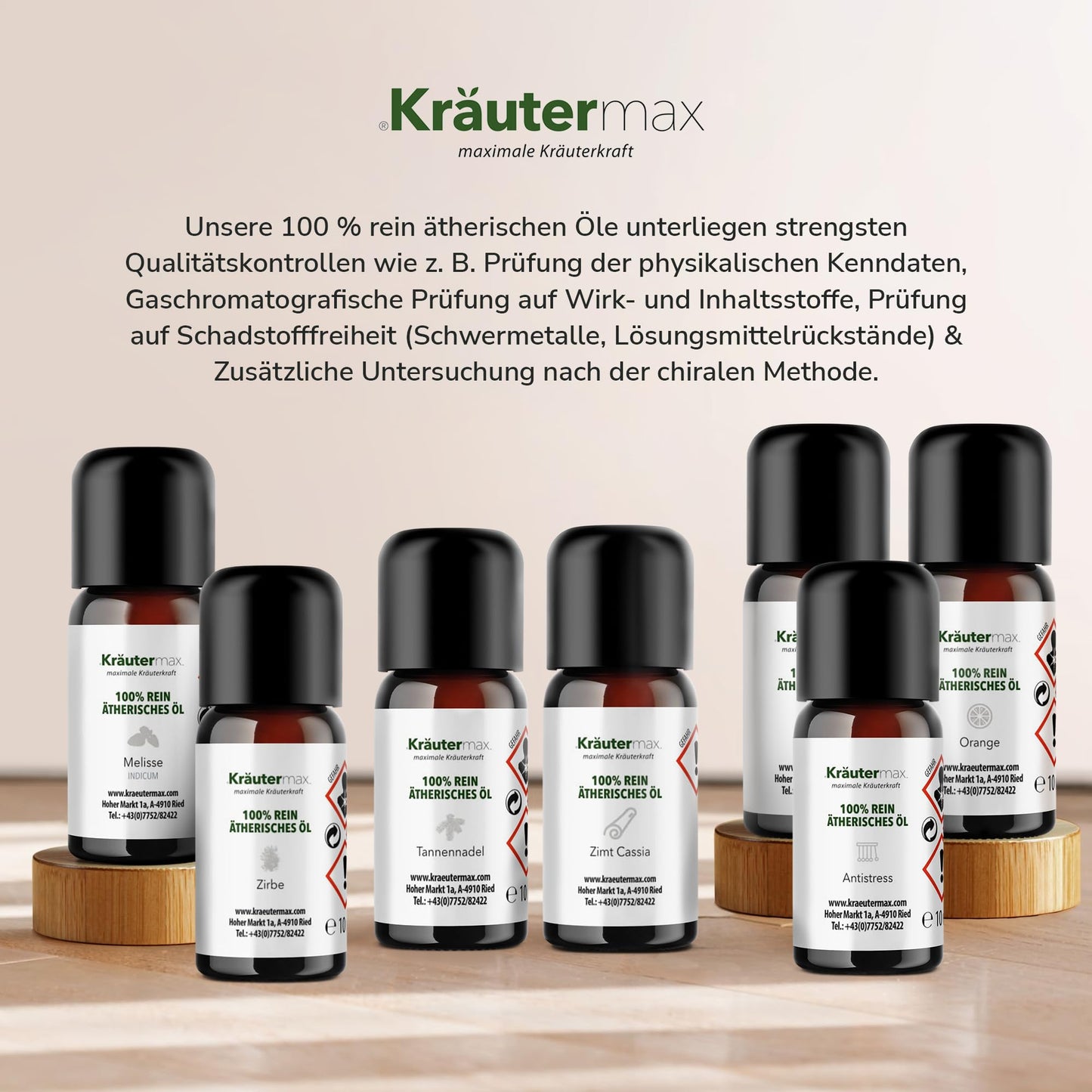 Mehrere Fläschchen 100% reines ätherisches Öl, Sorten wie Melisse, Zirbe und Tannennadel, auf Holzpodesten arrangiert.
